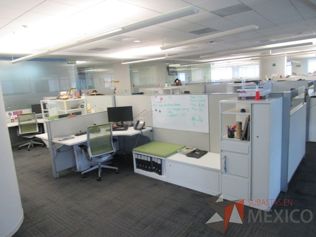 Lote 159 - Estación de trabajo para 7 personas con 7 gabinetes altos metálicos color blanco. - Imagen 5