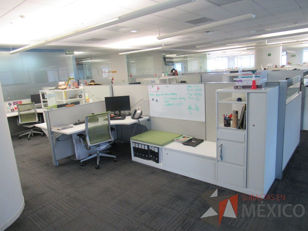 Lote 159 - Estación de trabajo para 7 personas con 7 gabinetes altos metálicos color blanco. - Imagen 6