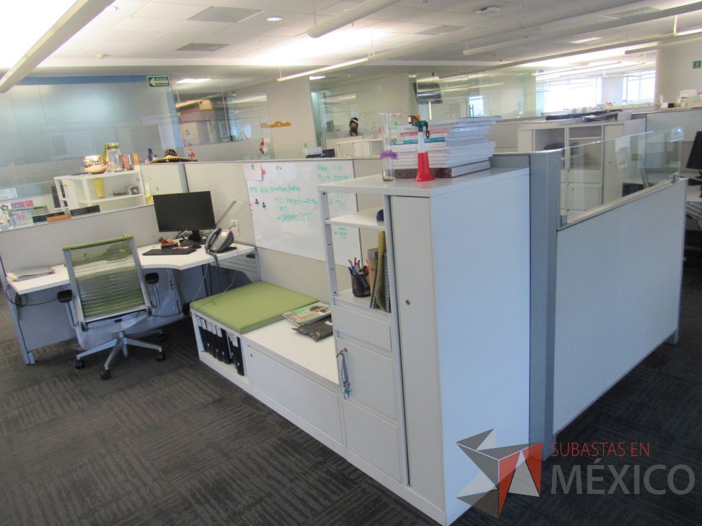 Lote 159 - Estación de trabajo para 7 personas con 7 gabinetes altos metálicos color blanco. - Imagen 7