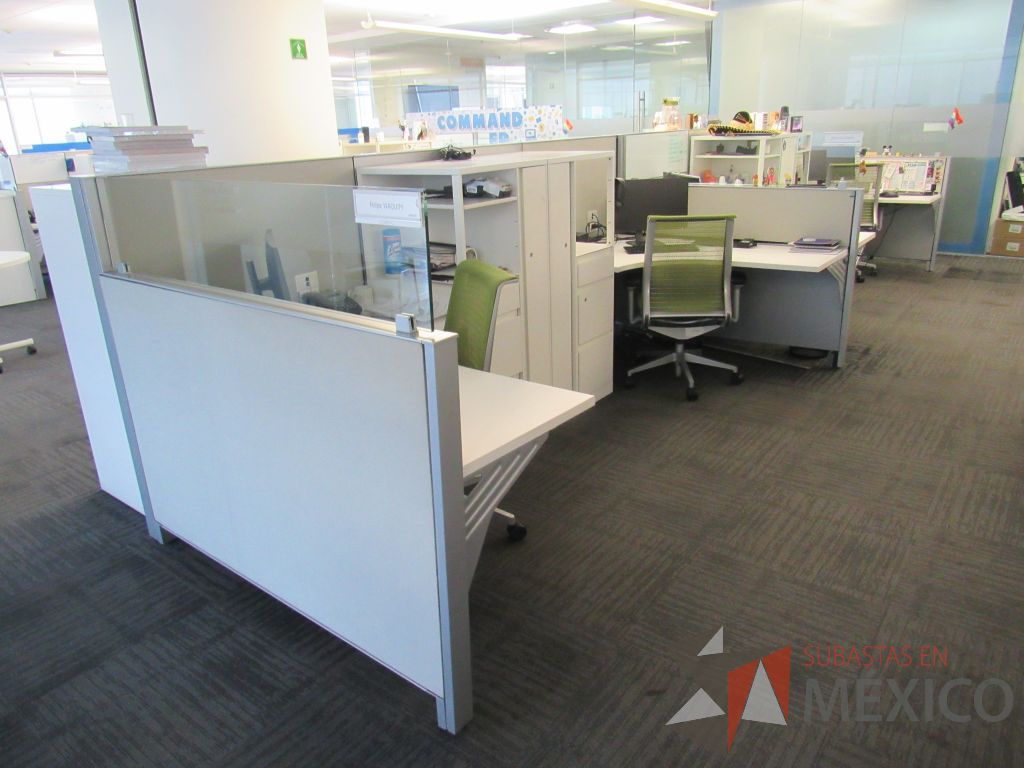 Lote 159 - Estación de trabajo para 7 personas con 7 gabinetes altos metálicos color blanco. - Imagen 8