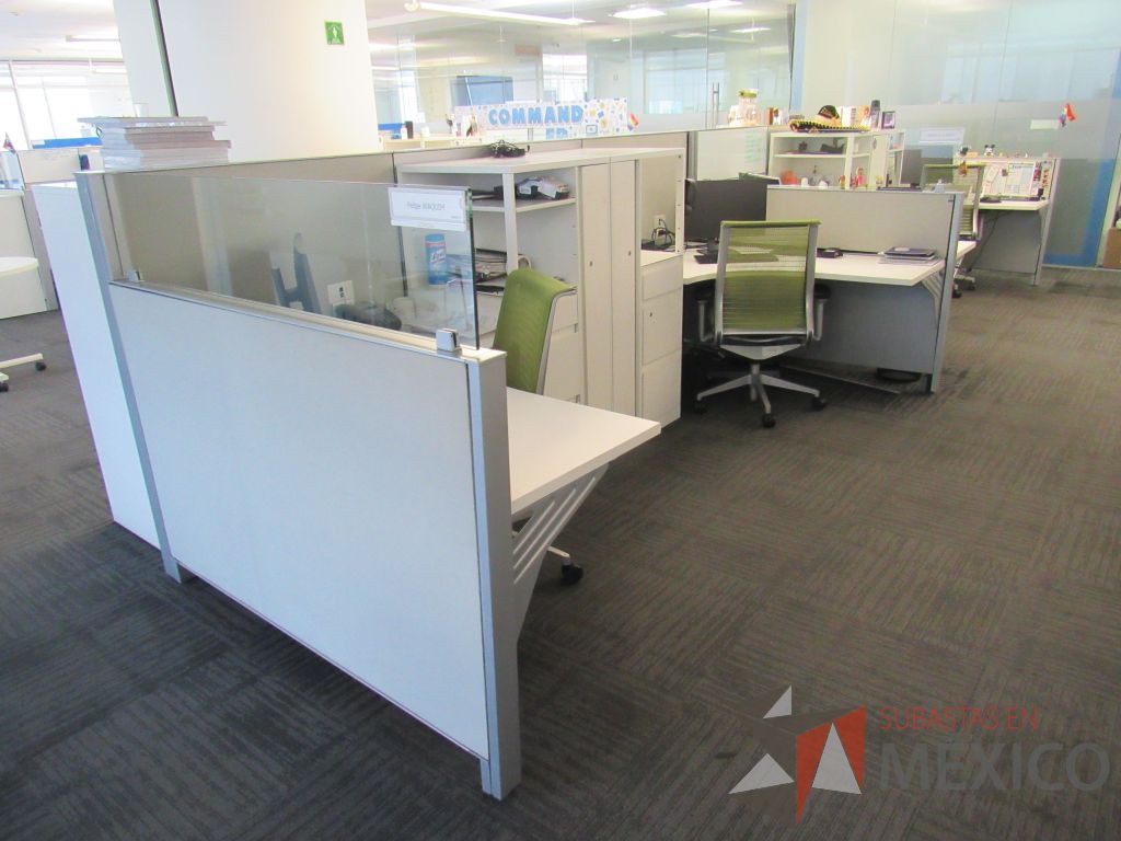 Lote 159 - Estación de trabajo para 7 personas con 7 gabinetes altos metálicos color blanco. - Imagen 9