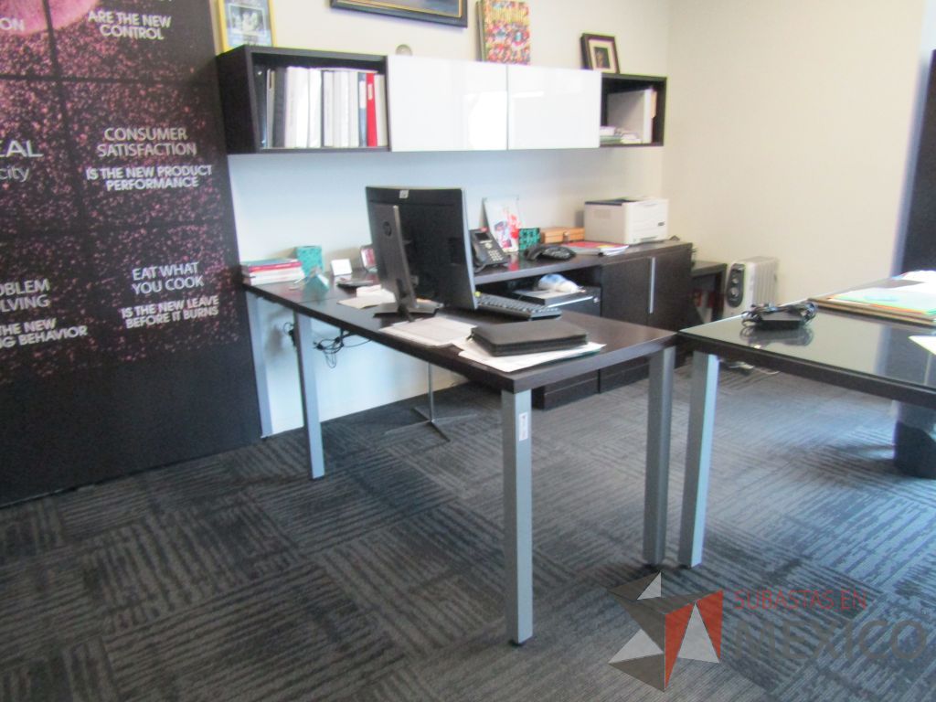 Lote 034 - Escritorio en escuadra, gabinete alto con 2 puertas y 2 cajones color café y gaveta empotrada con 2 puertas - Imagen 22