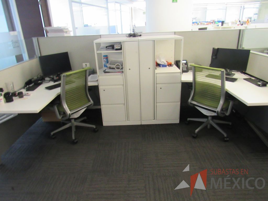 Lote 159 - Estación de trabajo para 7 personas con 7 gabinetes altos metálicos color blanco. - Imagen 10