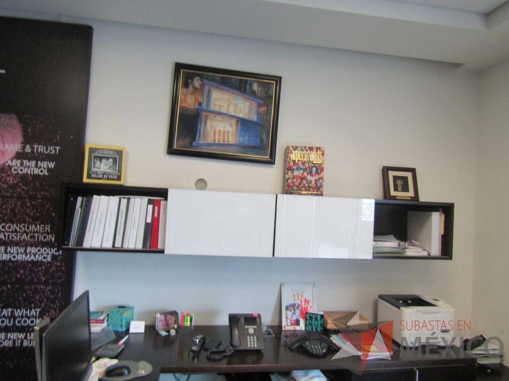 Lote 034 - Escritorio en escuadra, gabinete alto con 2 puertas y 2 cajones color café y gaveta empotrada con 2 puertas - Imagen 23