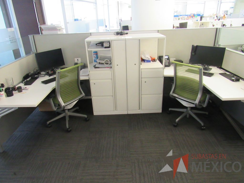 Lote 159 - Estación de trabajo para 7 personas con 7 gabinetes altos metálicos color blanco. - Imagen 11