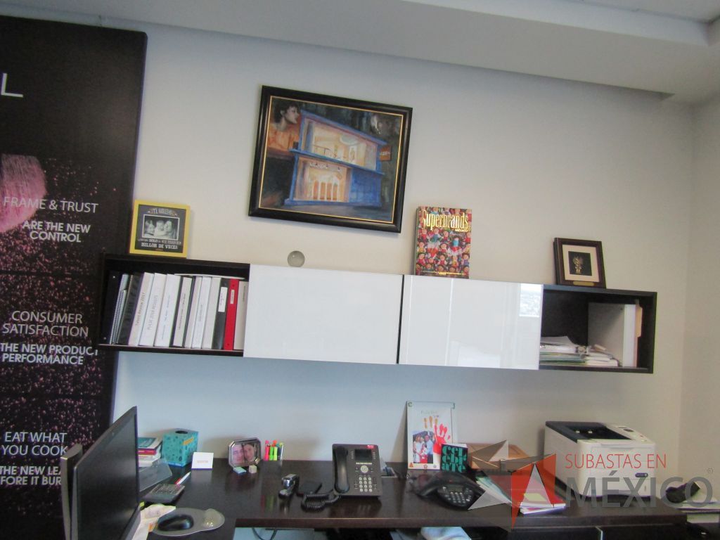 Lote 034 - Escritorio en escuadra, gabinete alto con 2 puertas y 2 cajones color café y gaveta empotrada con 2 puertas - Imagen 24