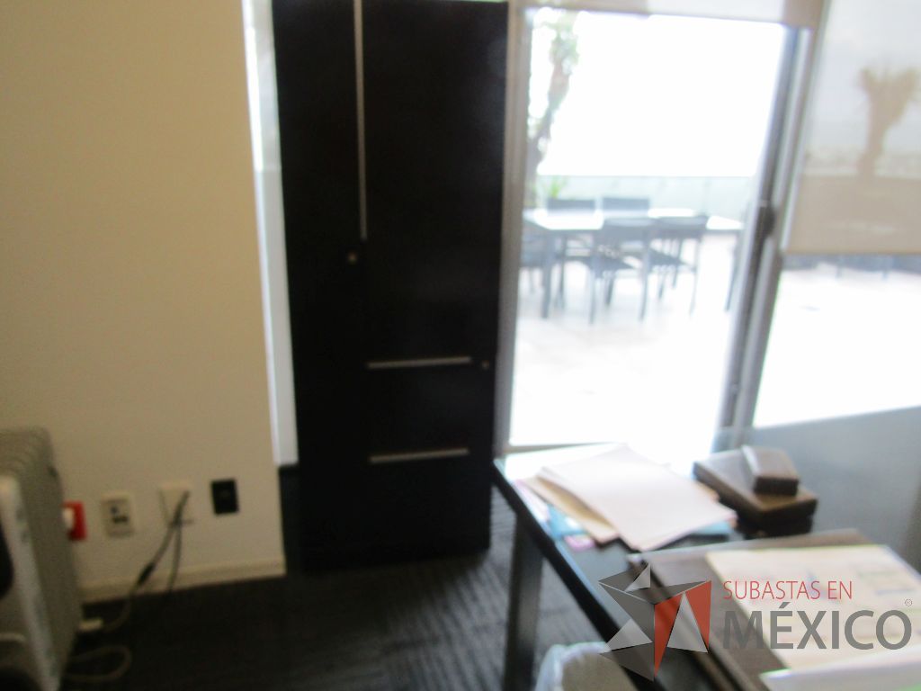 Lote 034 - Escritorio en escuadra, gabinete alto con 2 puertas y 2 cajones color café y gaveta empotrada con 2 puertas - Imagen 29