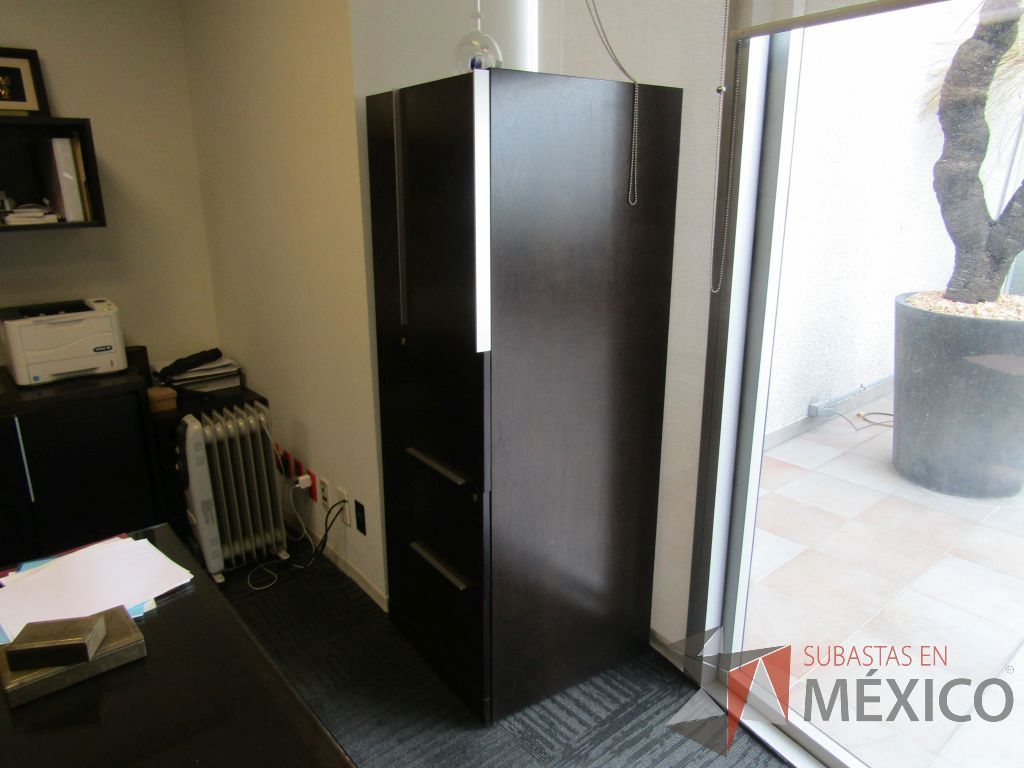 Lote 034 - Escritorio en escuadra, gabinete alto con 2 puertas y 2 cajones color café y gaveta empotrada con 2 puertas - Imagen 30