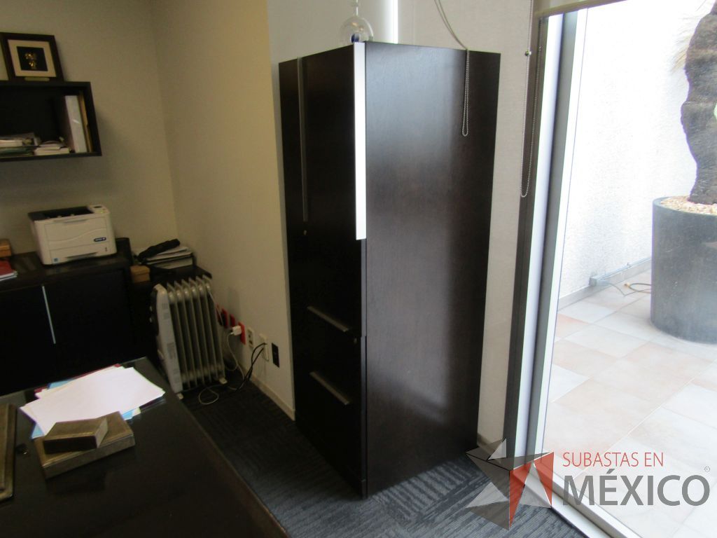 Lote 034 - Escritorio en escuadra, gabinete alto con 2 puertas y 2 cajones color café y gaveta empotrada con 2 puertas - Imagen 31