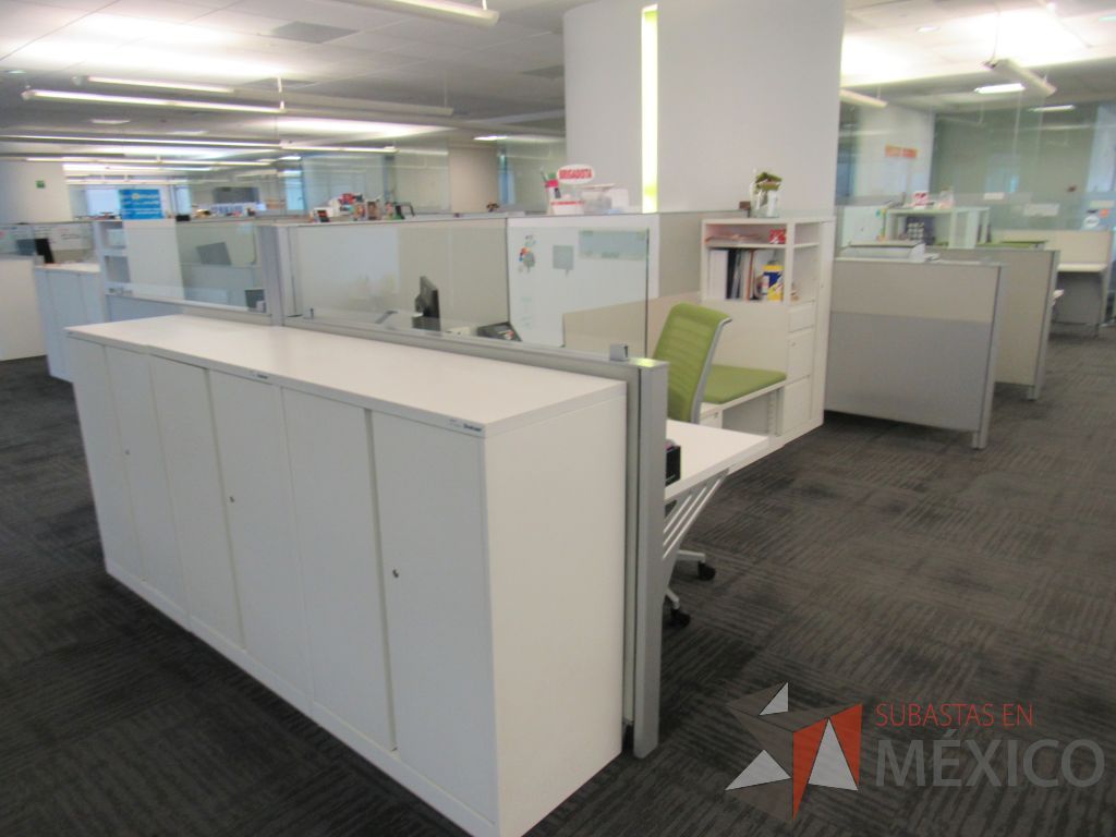 Lote 067 - Estación de trabajo para 3 personas con 3 gabinetes altos metálicos color blanco - Imagen 2