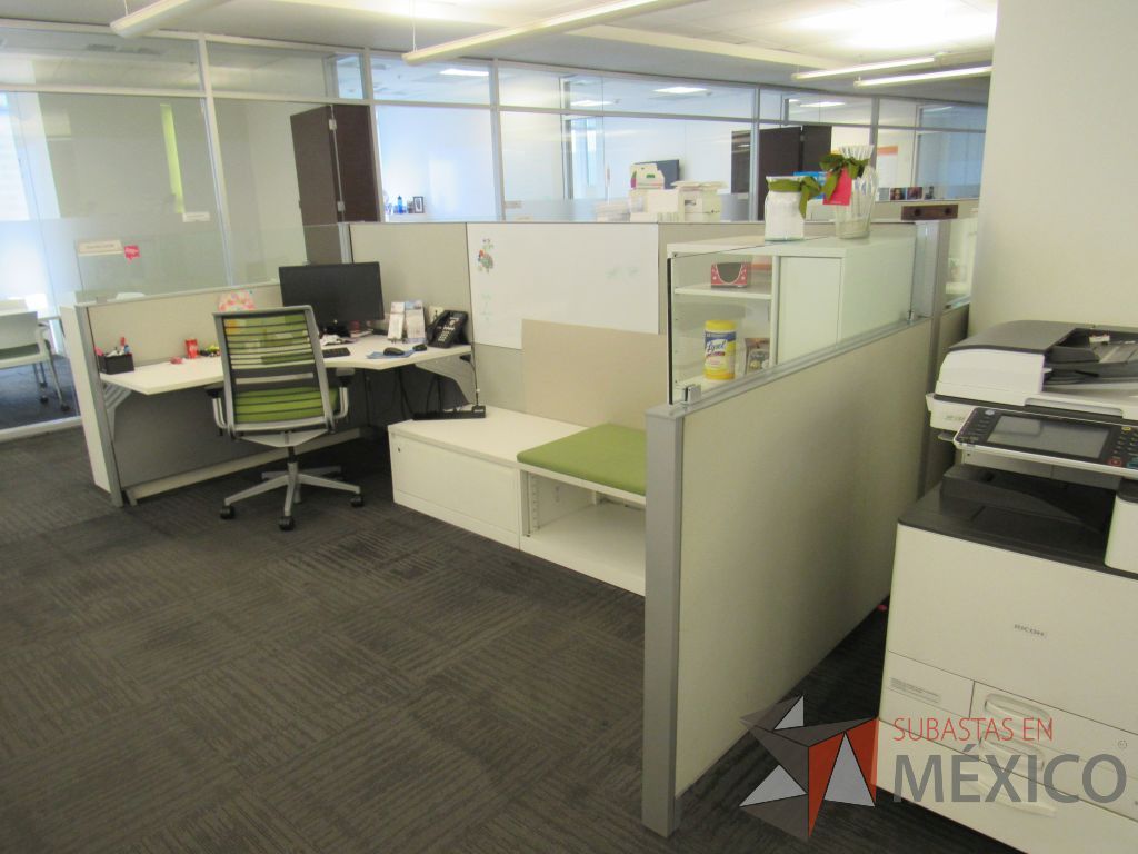 Lote 067 - Estación de trabajo para 3 personas con 3 gabinetes altos metálicos color blanco - Imagen 4