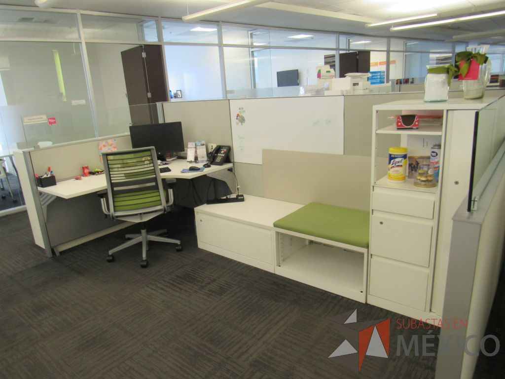 Lote 067 - Estación de trabajo para 3 personas con 3 gabinetes altos metálicos color blanco - Imagen 5