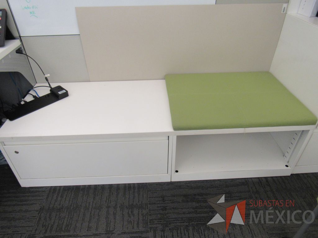 Lote 067 - Estación de trabajo para 3 personas con 3 gabinetes altos metálicos color blanco - Imagen 8