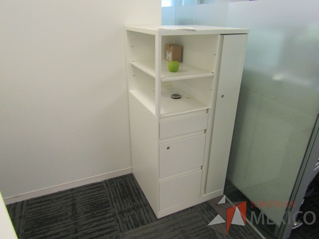 Lote 171 - Gabinete metálico con 3 cajones, 1 puerta y 1 entrepaño color blanco. - Imagen 2