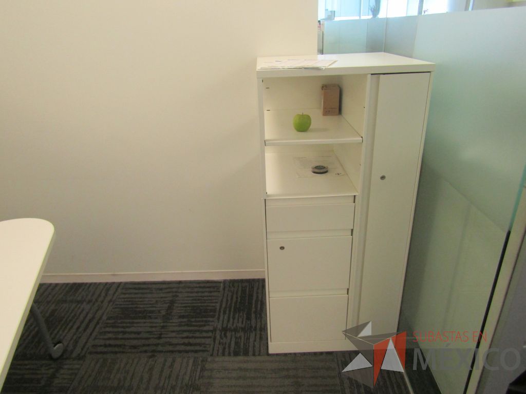 Lote 167 -2 Gabinetes metálicos con 3 cajones, 1 puerta y 1 entrepaño color blanco - Imagen 5