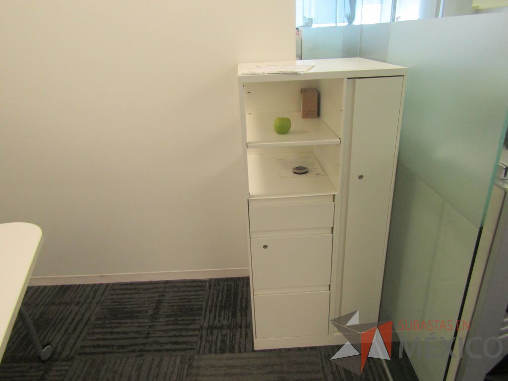 Lote 171 - Gabinete metálico con 3 cajones, 1 puerta y 1 entrepaño color blanco. - Imagen 6