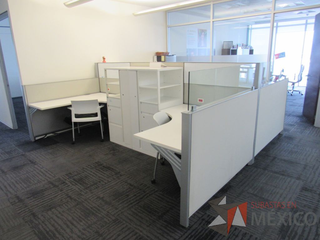 Lote 307 - Estación de trabajo para 3 personas con 3 gabinetes altos metálicos color blanco. - Imagen 2
