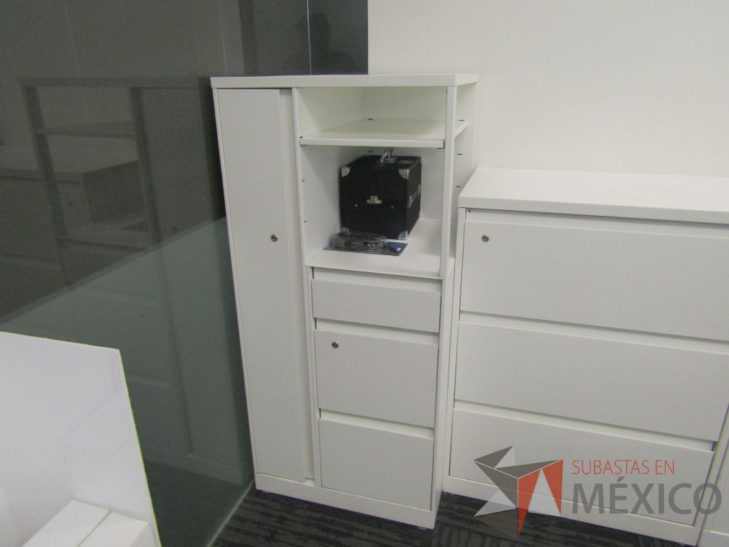 Lote 167 -2 Gabinetes metálicos con 3 cajones, 1 puerta y 1 entrepaño color blanco - Imagen 7
