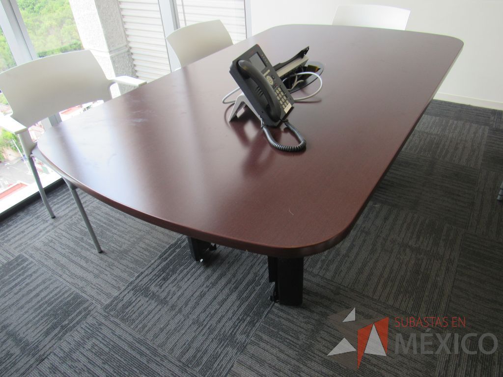 Lote 063 - Mesa de sala de juntas para 6 personas con accesorios para conexión y cubierta color café - Imagen 2