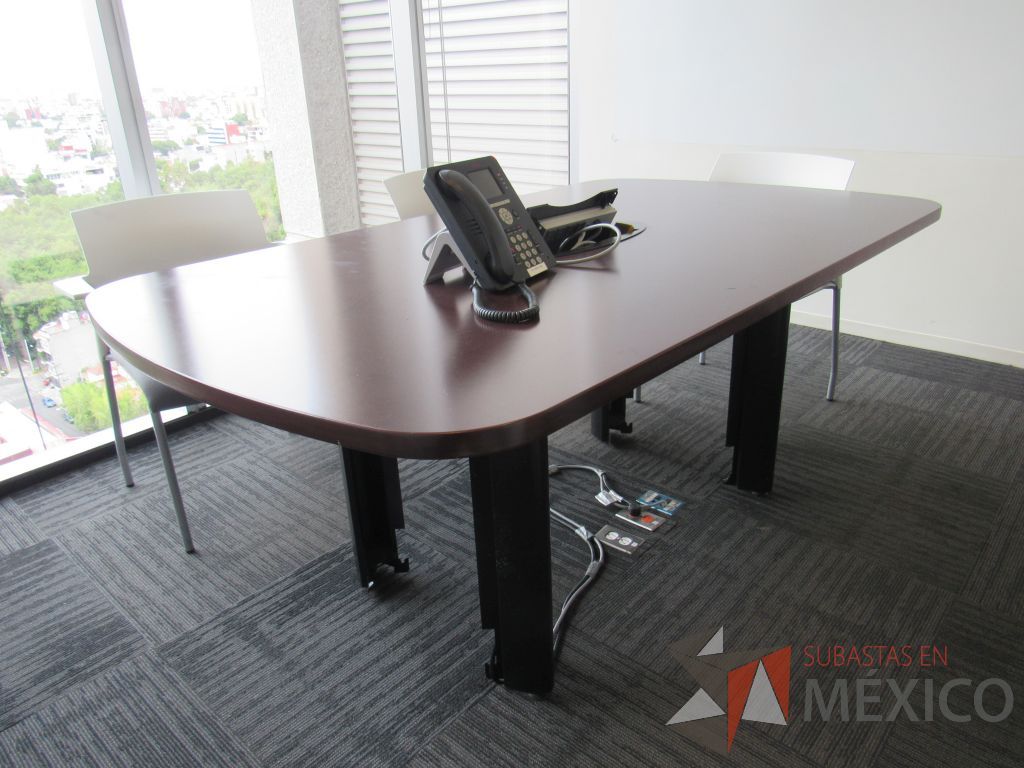 Lote 063 - Mesa de sala de juntas para 6 personas con accesorios para conexión y cubierta color café