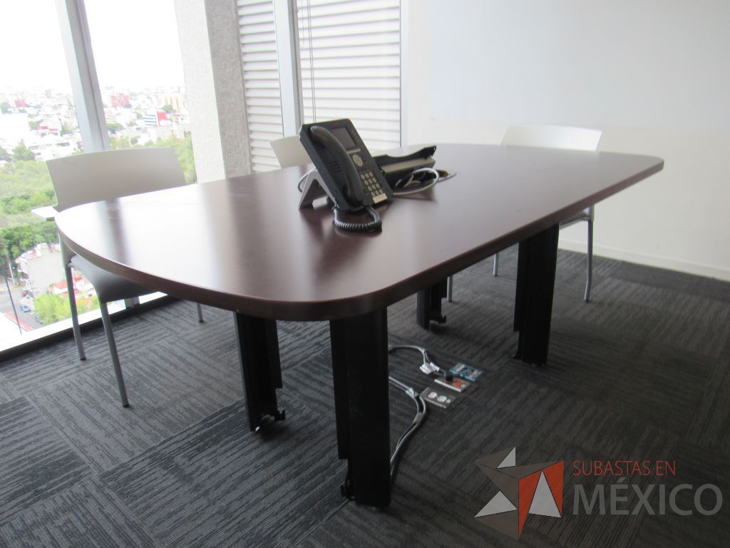 Lote 063 - Mesa de sala de juntas para 6 personas con accesorios para conexión y cubierta color café - Imagen 3