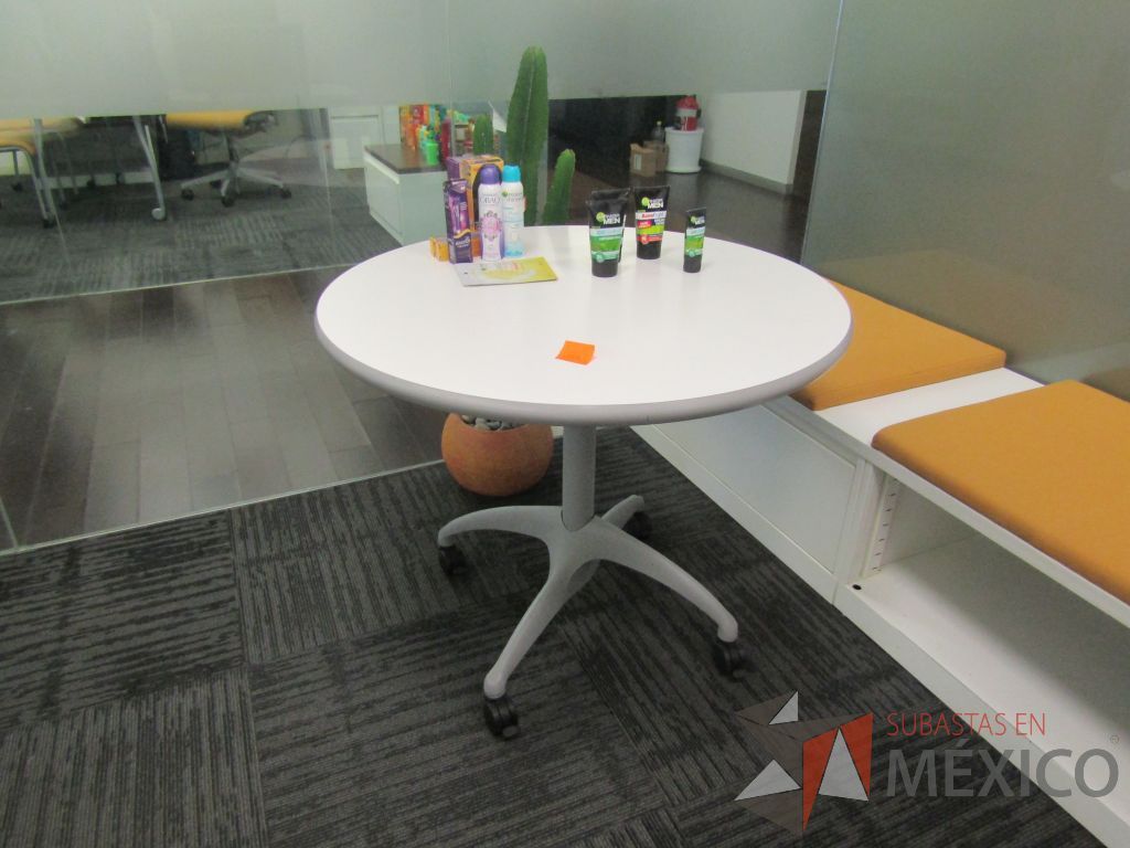 Lote 198 - Mesa de trabajo circular con estructura metálica color gris, ruedas color negro, cubierta color blanco. - Imagen 2