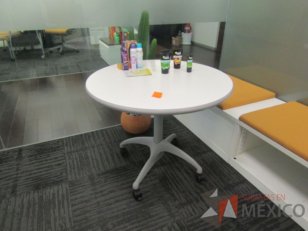 Lote 198 - Mesa de trabajo circular con estructura metálica color gris, ruedas color negro, cubierta color blanco. - Imagen 3