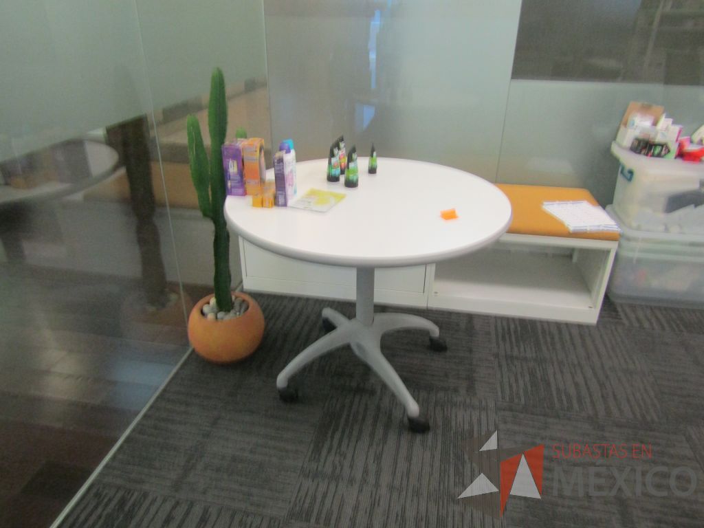 Lote 198 - Mesa de trabajo circular con estructura metálica color gris, ruedas color negro, cubierta color blanco. - Imagen 4
