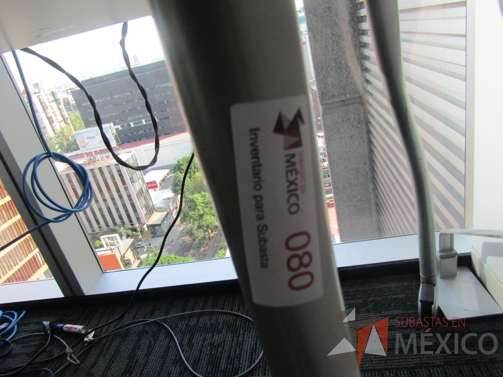 Lote 454 - Oficina Operativa con Escritorio, Mesa de Apoyo Triangular con Ruedas y Gabinete - Imagen 7