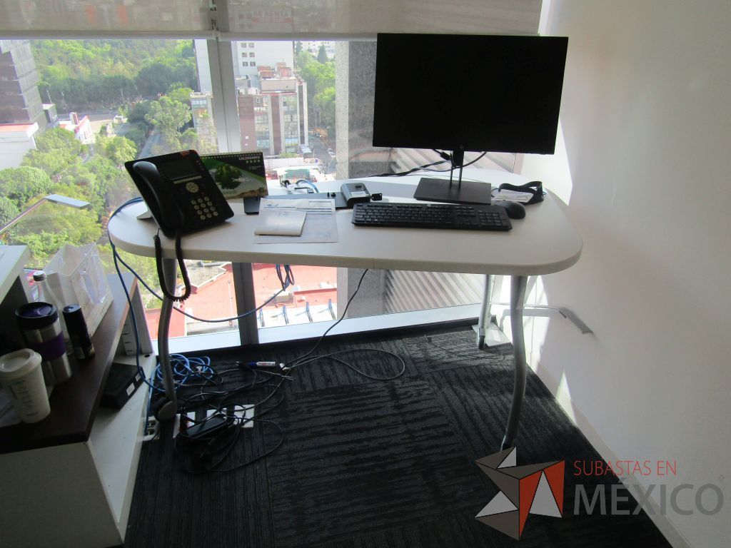 Lote 454 - Oficina Operativa con Escritorio, Mesa de Apoyo Triangular con Ruedas y Gabinete - Imagen 8