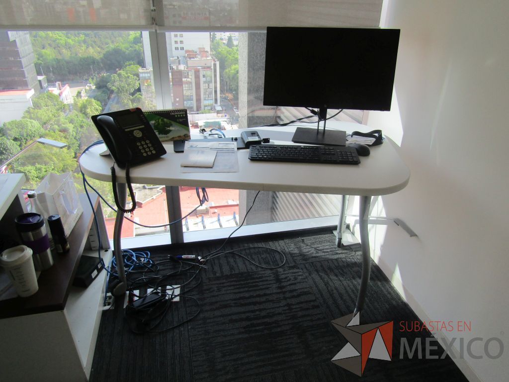 Lote 454 - Oficina Operativa con Escritorio, Mesa de Apoyo Triangular con Ruedas y Gabinete - Imagen 9