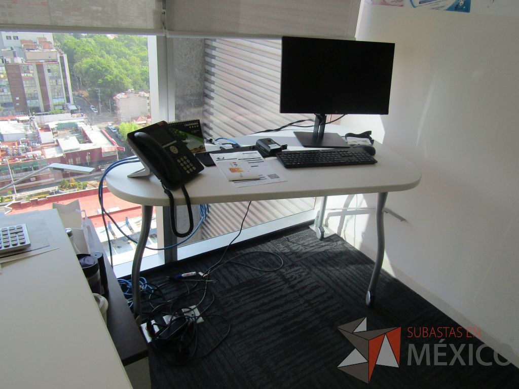 Lote 125 - Oficina Operativa con Escritorio, Mesa de Apoyo Triangular con Ruedas y Gabinete - Imagen 11
