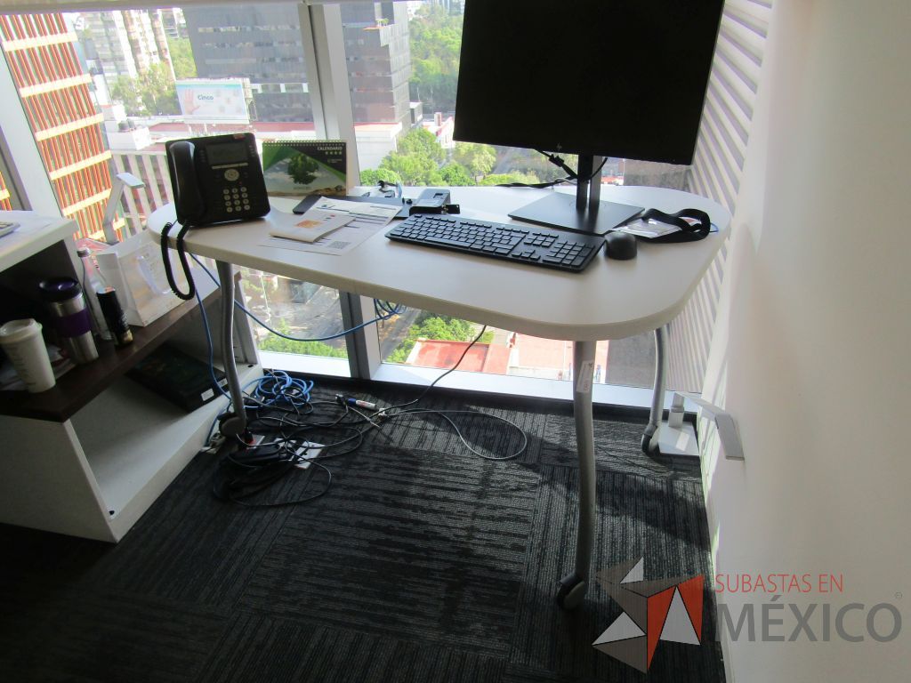Lote 454 - Oficina Operativa con Escritorio, Mesa de Apoyo Triangular con Ruedas y Gabinete - Imagen 12
