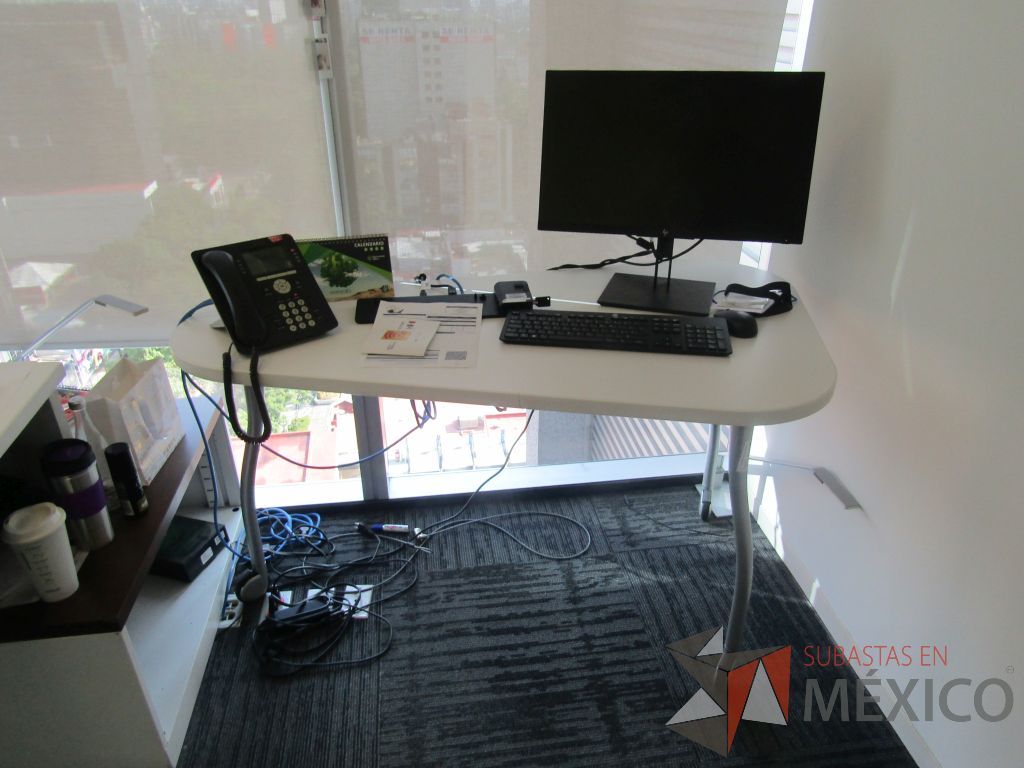 Lote 454 - Oficina Operativa con Escritorio, Mesa de Apoyo Triangular con Ruedas y Gabinete - Imagen 13