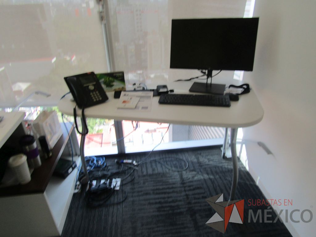 Lote 087 - Escritorio con gabinete bajo de pedestal , Mesa de trabajo con ruedas y gabinete de 1 cajón metálico con cubierta color café - Imagen 5