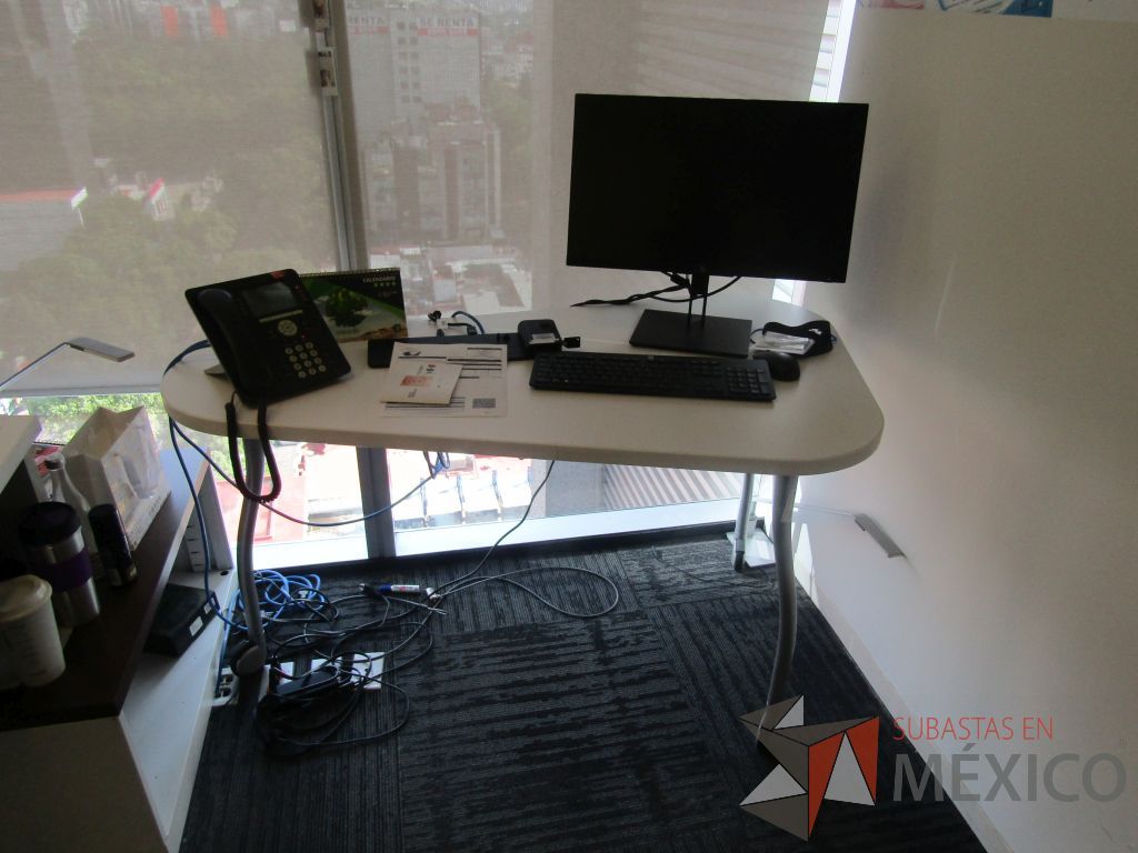 Lote 110 - Oficina Operativa con Escritorio, Mesa de Apoyo Triangular con Ruedas y Gabinete - Imagen 6