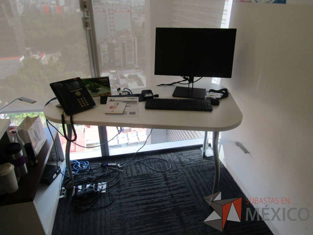 Lote 454 - Oficina Operativa con Escritorio, Mesa de Apoyo Triangular con Ruedas y Gabinete - Imagen 17