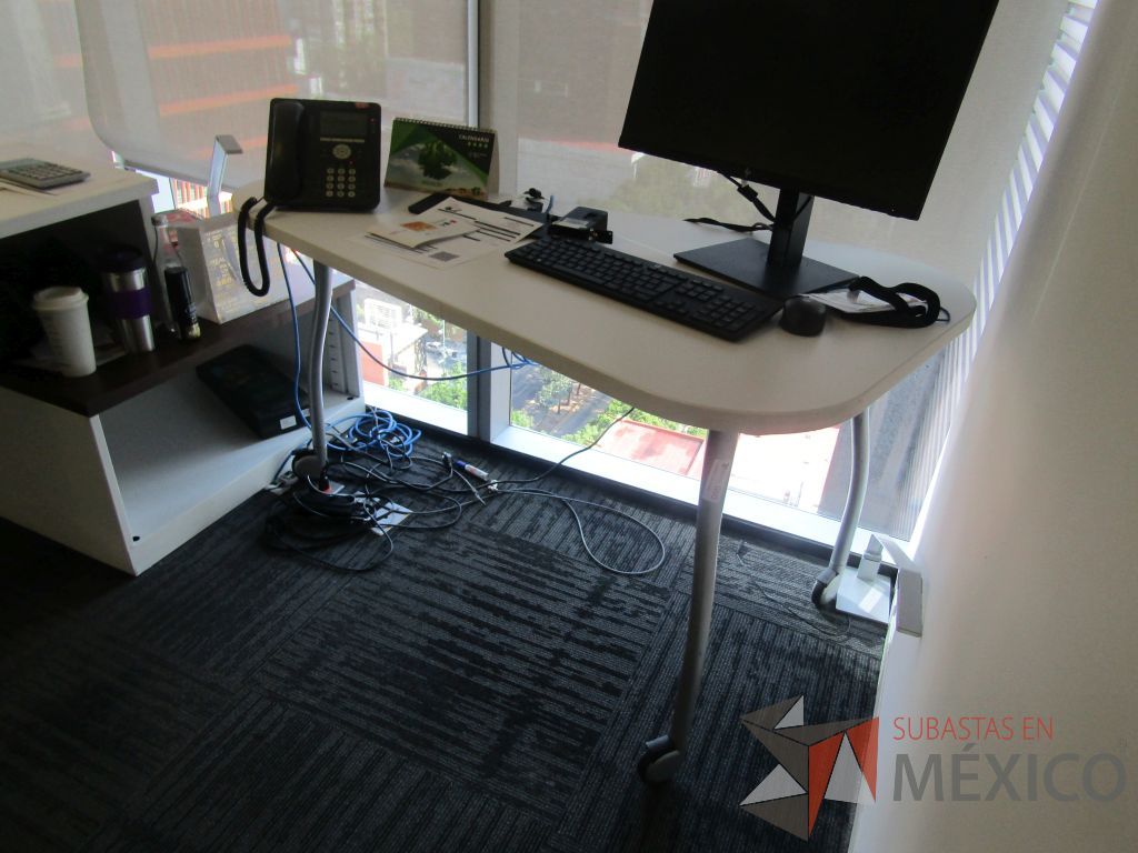 Lote 454 - Oficina Operativa con Escritorio, Mesa de Apoyo Triangular con Ruedas y Gabinete - Imagen 18