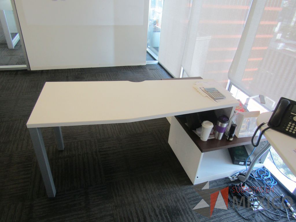 Lote 454 - Oficina Operativa con Escritorio, Mesa de Apoyo Triangular con Ruedas y Gabinete - Imagen 21