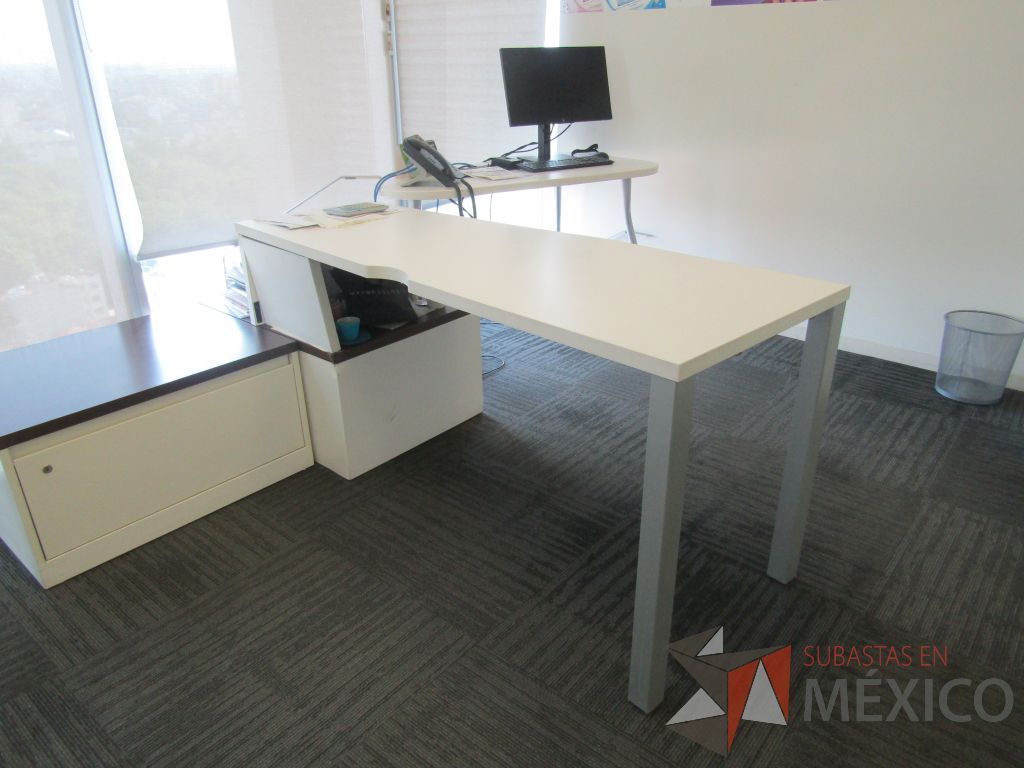 Lote 454 - Oficina Operativa con Escritorio, Mesa de Apoyo Triangular con Ruedas y Gabinete