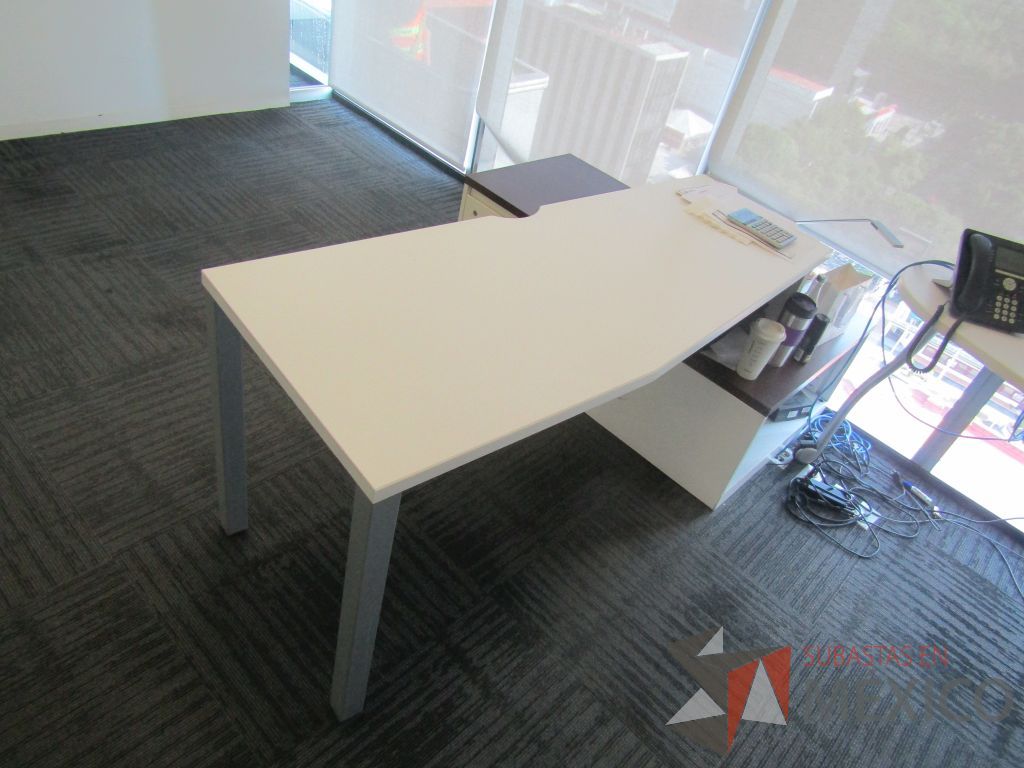 Lote 454 - Oficina Operativa con Escritorio, Mesa de Apoyo Triangular con Ruedas y Gabinete - Imagen 24