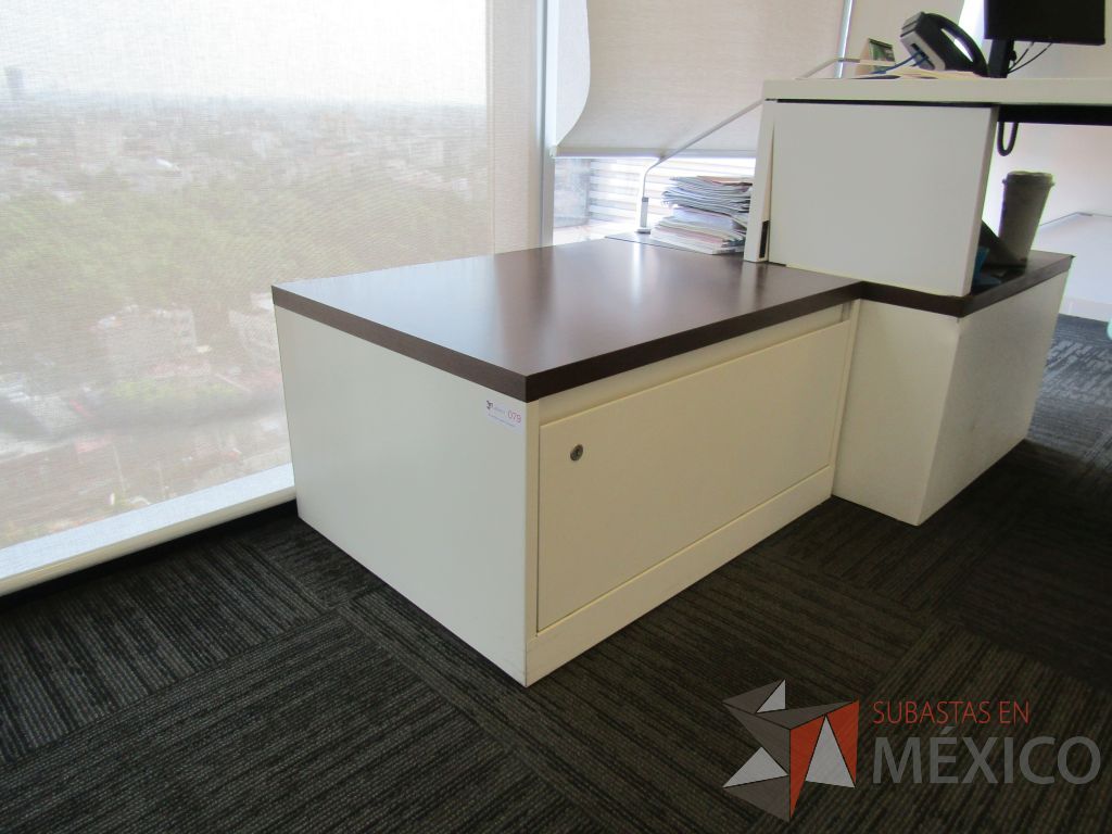 Lote 087 - Escritorio con gabinete bajo de pedestal , Mesa de trabajo con ruedas y gabinete de 1 cajón metálico con cubierta color café - Imagen 12