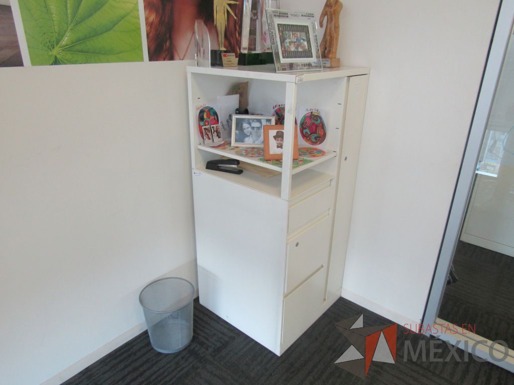 Lote 473 - 2 Gabinete metálico con 3 cajones, 1 puerta y 1 entrepaño color blanco. - Imagen 4