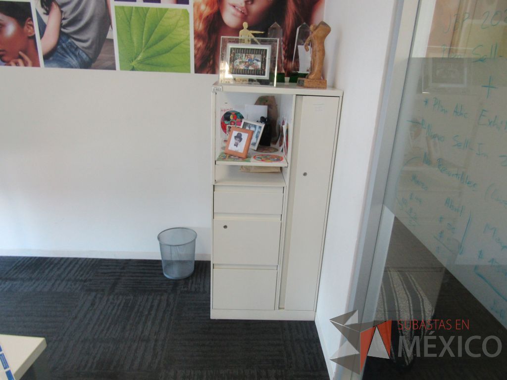 Lote 346 - Gabinete metálico con 3 cajones, 1 puerta y 1 entrepaño color blanco. - Imagen 4