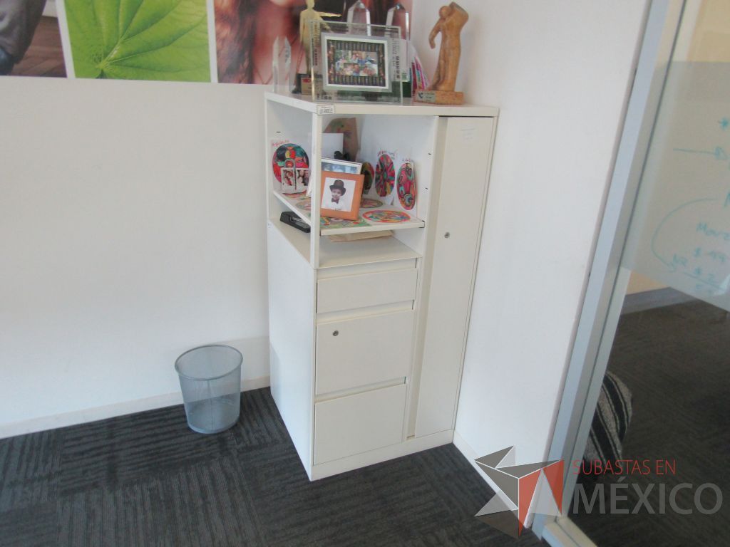 Lote 473 - 2 Gabinete metálico con 3 cajones, 1 puerta y 1 entrepaño color blanco.