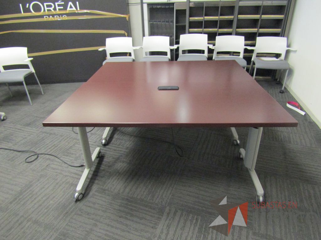 Lote 294 - Mesa de trabajo plegable rectangular con estructura gris, ruedas negras, cubierta color café y accesorios para conexiones. - Imagen 2
