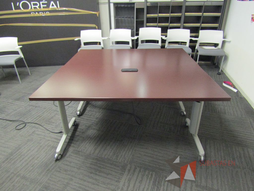 Lote 229 - Mesa de trabajo plegable rectangular con estructura gris, ruedas negras, cubierta color café y accesorios para conexiones. - Imagen 3