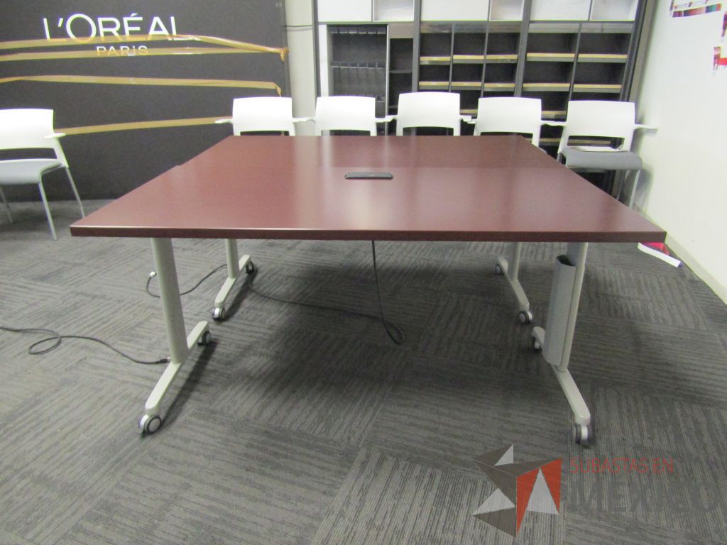 Lote 229 - Mesa de trabajo plegable rectangular con estructura gris, ruedas negras, cubierta color café y accesorios para conexiones. - Imagen 4