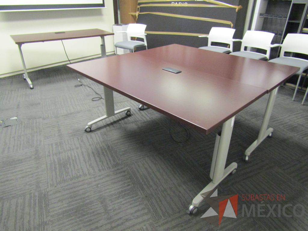 Lote 441 - 2 Mesas de trabajo plegables rectangulares con estructura gris, ruedas negras, cubierta color café y accesorios para conexiones - Imagen 4
