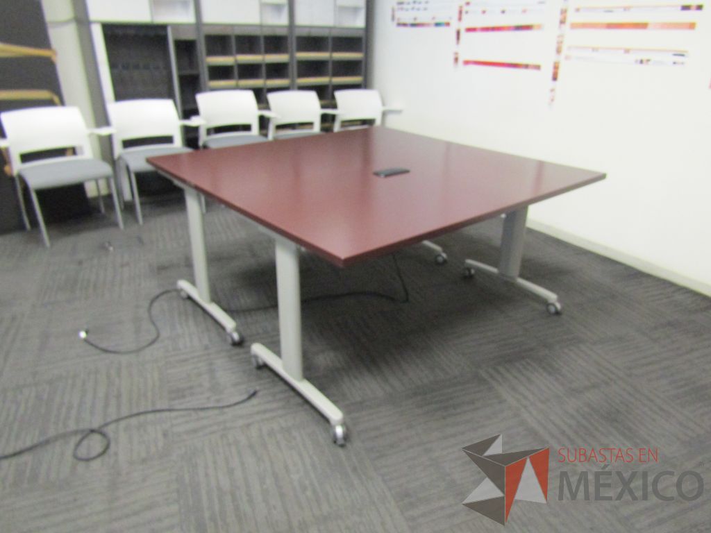 Lote 229 - Mesa de trabajo plegable rectangular con estructura gris, ruedas negras, cubierta color café y accesorios para conexiones. - Imagen 6